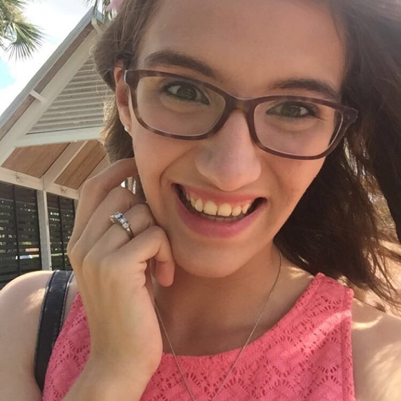 Meet your Posher, Danielle 🍍 - Picture 3 of 4